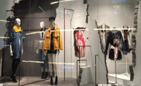 Escándalo en México por escaparate de tienda Escándalo en México por escaparate de tienda